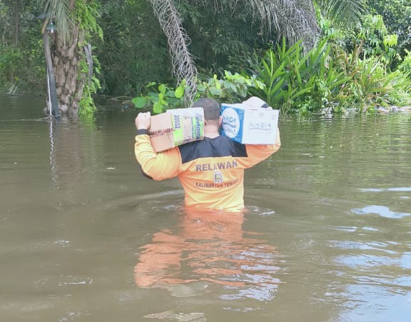 Ketua PKS Lamandau Terjang Banjir untuk Bantu Warga