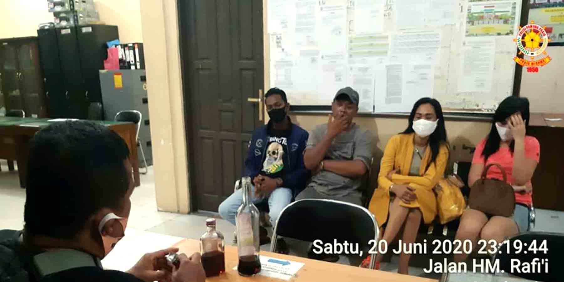 Menenggak Miras di Salon Kecantikan, Dua Pasangan Sejoli Diangkut Pol PP
