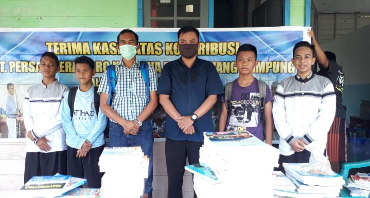 Peduli Dunia Pendidikan, PT PEAK Salurkan Bantuan ke Desa Tewang Kampung