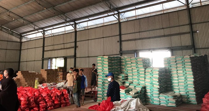 Karang Taruna Door to Door Bagikan Sembako