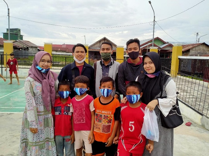 Mahasiswa KKN IAIN Palangka Raya Bagikan Masker Produksi Sendiri