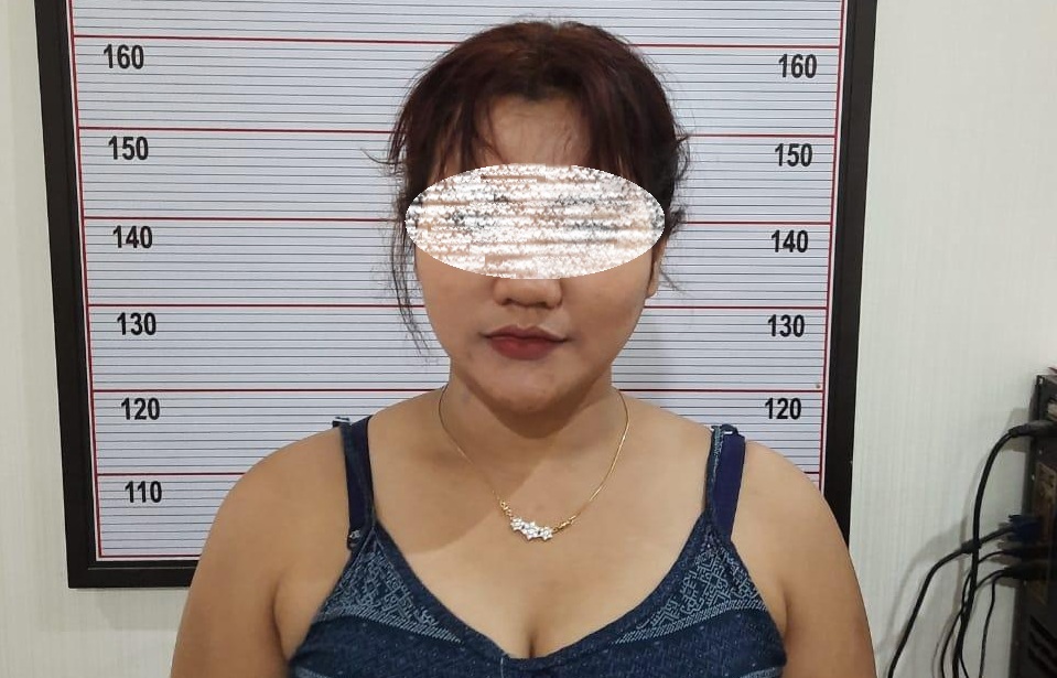 Edan! Wanita Bahenol Diamankan Karena Mencuri Kosmetik, Malah Gasak HP di Polsek saat Petugas Lengah