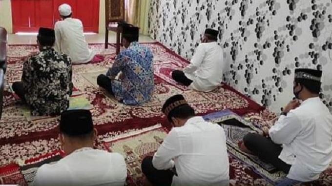 Bupati Barut Salat Idul Adha Bareng Keluarga di Rujab Ketua DPRD