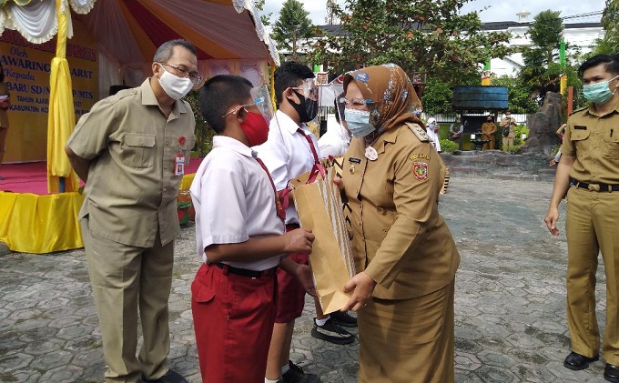 Bupati Kobar Bagi 9.500 Seragam Sekolah Gratis