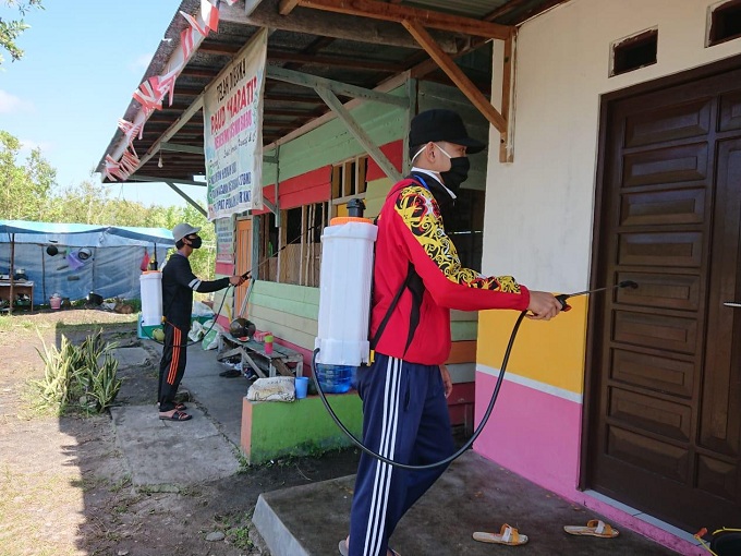 Mahasiswa UPR Semprot Disinfektan di Kecamatan Bukit Batu