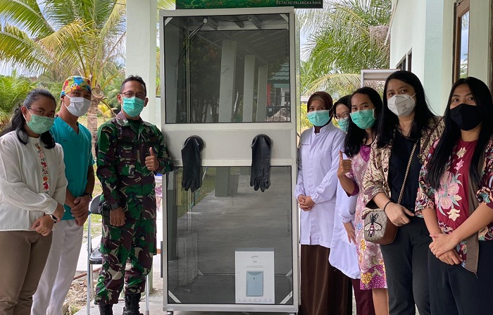 Tim Dosen FK UPR Berikan Bilik Swab ke RS TNI