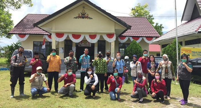 Babinsa Petuk Katimpun Kawal Pembagian Bantuan Beras