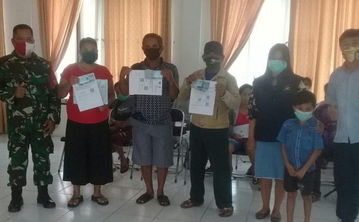 Penyaluran BST di Mihing Raya Dikawal TNI
