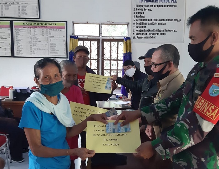 Babinsa Koramil Sepang Pastikan Penyaluran BLT-DD Tepat Sasaran