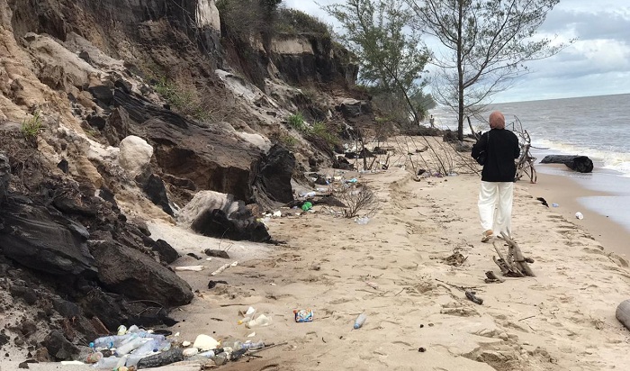 Pantai Ujung Pandaran Kumuh, Camat Teluk Sampit Imbau Wisatawan Bawa Kantong Sampah
