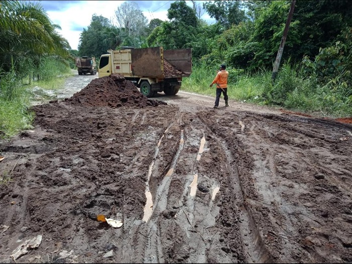 PT PEAK Bantu Perbaiki Jalan Baun Bango – Kereng Balawan