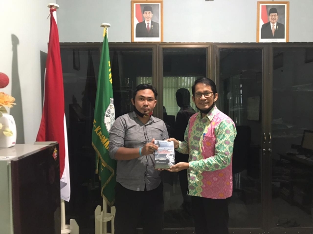 Akademisi Ini Sumbangkan Karya Desertasi ke Ketua STKIP Muhammadiyah Sampit