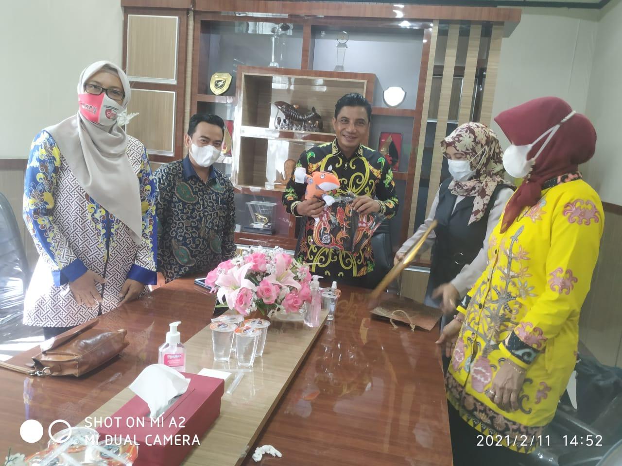Bupati Kotim Dapat Hadiah Boneka dari Perempuan