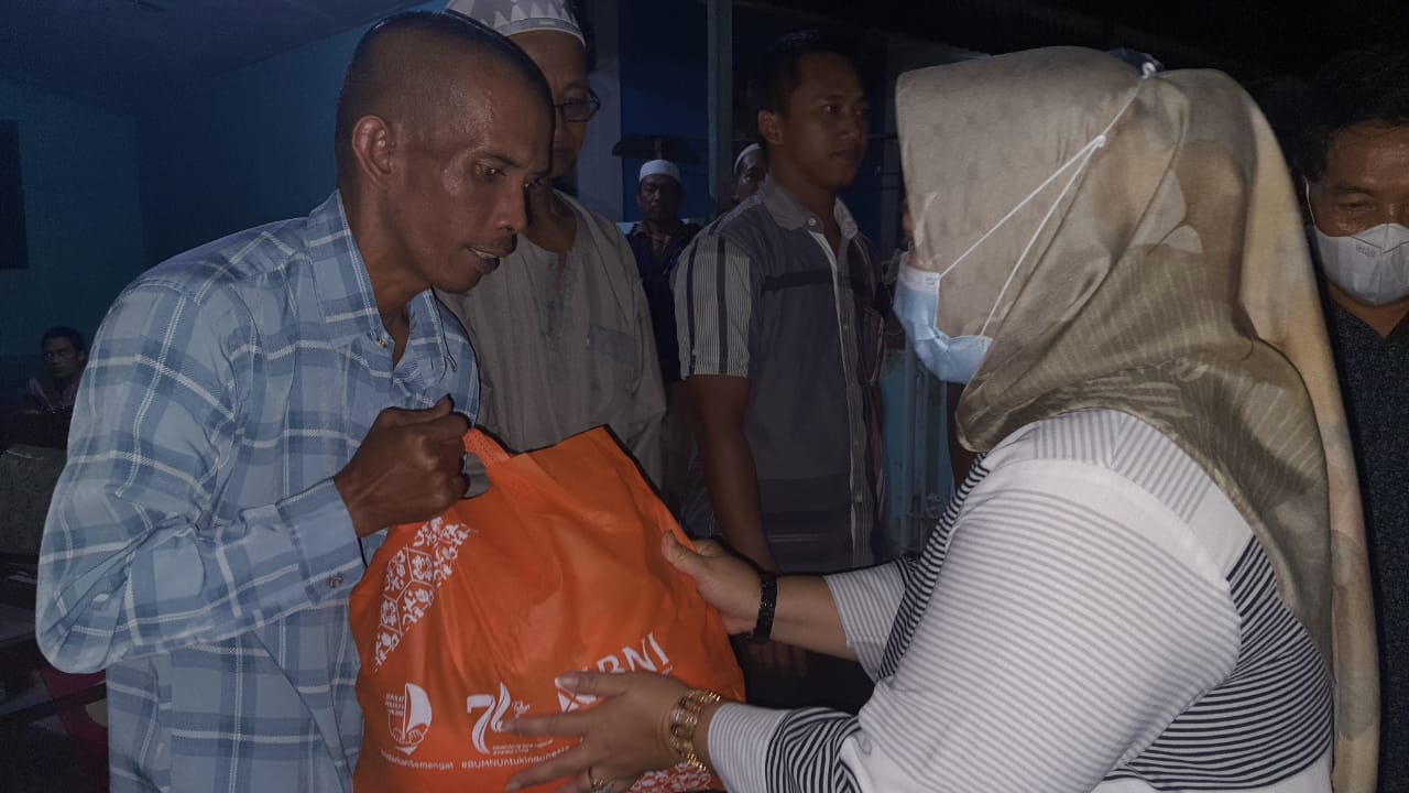 Tanggap, Bupati Kobar Bantu Korban Kebakaran