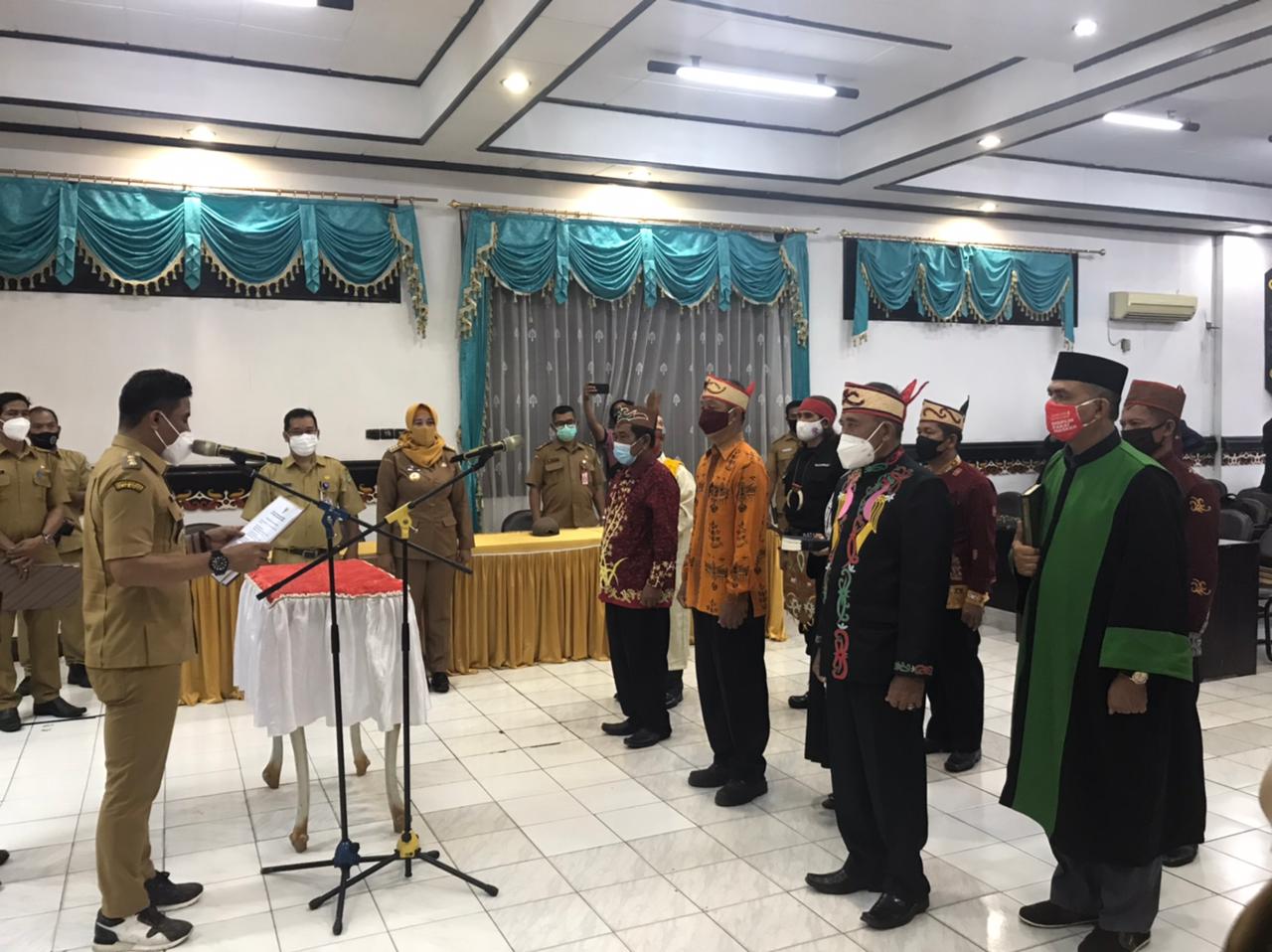 Diakhir Jabatannya, Bupati Kotim Lantik Sejumlah Damang dan Ketua Batamad