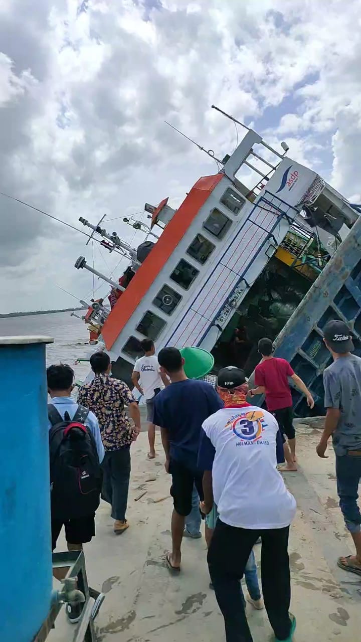 Viral, Detik-detik KM Beli Karam di Dermaga Perigi Piai Sambas
