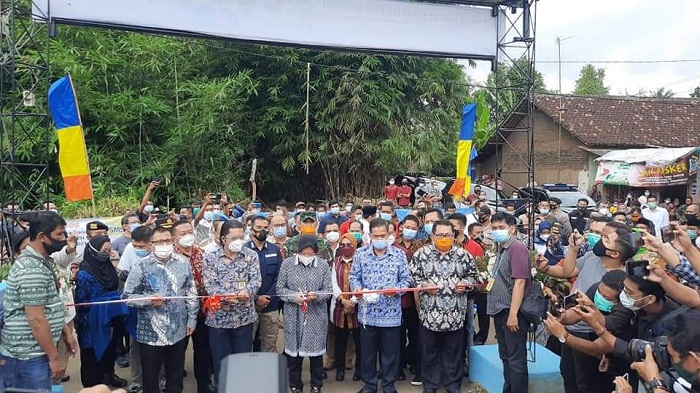 Berhasil Bangun Jalan Secara Swadaya, Mensos Risma Tertarik Program SMSI