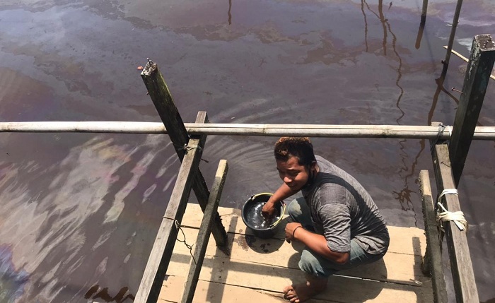 BBM Diduga Milik Pertamina Tumpah di Sungai, Warga Baamang Takut Memasak