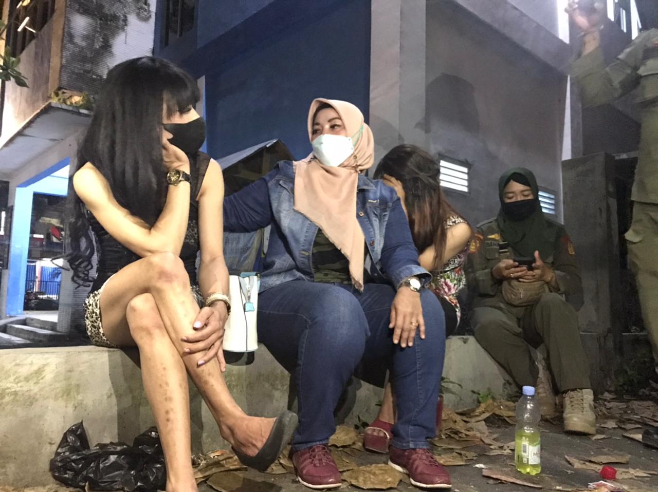 Kepergok Mangkal Sama Wabup Kotim, Waria Pertahankan Kondomnya yang Mau Disita Petugas