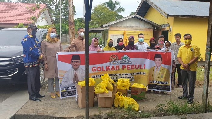 Sambut Ramadan, Mukhtaruddin Bagi Sembako di Pulang Pisau