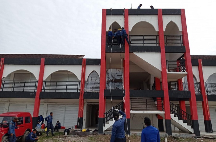 14 Personil Damkar Panjat Gedung Pasar Eks Mentaya