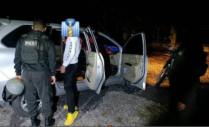 Aduh, Pasangan Gay Aysik Bermesraan di Mobil Digrebek Polisi