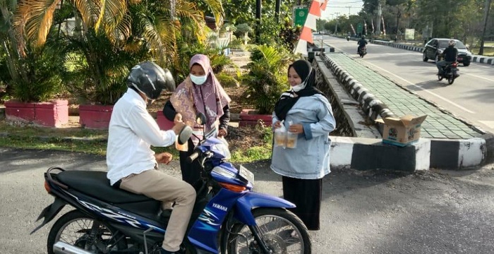 Patut Ditiru! Biaya Masih Bergantung Sama Orang Tua, Tapi Rutin Bagi Takjil Gratis
