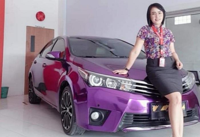 Wanita Cantik Ini Juaranya Jualan Mobil Mewah