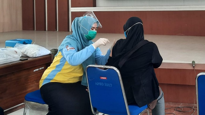Siap-Siap Belajar Tatap Muka, Ribuan Tenaga Pendidikan di Kobar Divaksin 