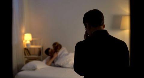 Suami Berangkat Kerja, Istri Kepergok Bersama Pria Lain di Rumah
