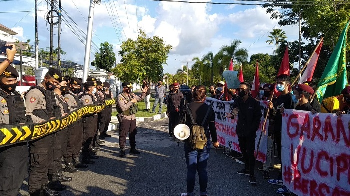 Tuntut Kesejahteraan Buruh, Mahasiswa Ramai-Ramai Datangi DPRD Kalteng