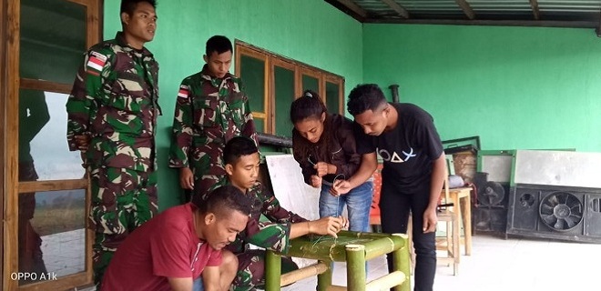 Selain Jaga Perbatasan, Tim Satgas Pamtas RI-RDTL Juga Ajari Pemuda Buat Kerajinan