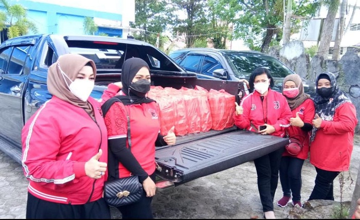 Bikin Iri, Aksi Tiga Srikandi PDIP Kotim Jadi Pusat Perhatian di Jalan