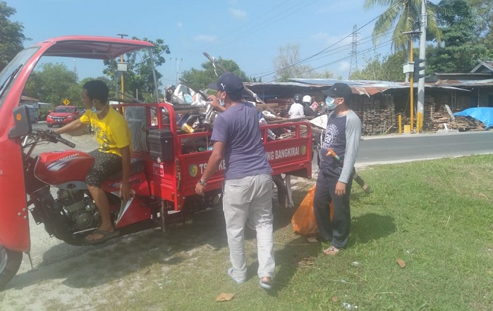 Anggota Korem 102/Pjg Ikut Kerja Bakti di Kereng