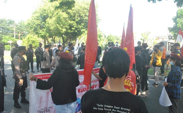 Aksi Peringatan Hari Buruh, Massa Dihadang Aparat