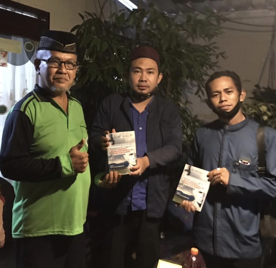 Bersama Pemuda Desa, Akademisi Ini Berikan Hasil Desertasinya Kepada Tokoh Di Sampit