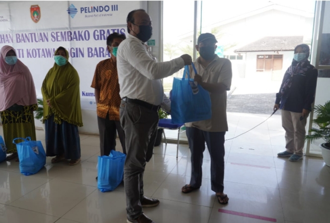 Pelindo III Cabang Pelabuhan Kumai Bagi-Bagi Sembako, Jumlahnya Ribuan