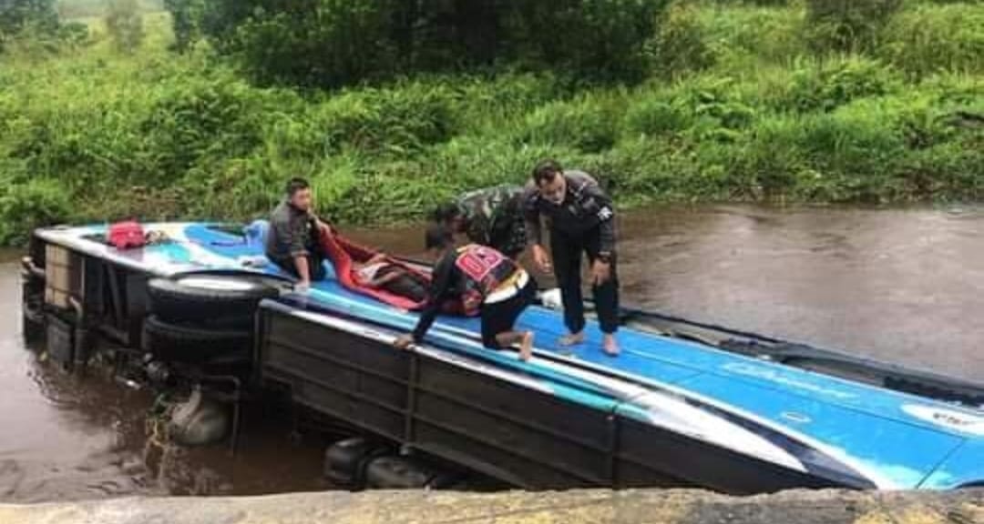 Diduga Ada Korban Terjebak Dalam Bus