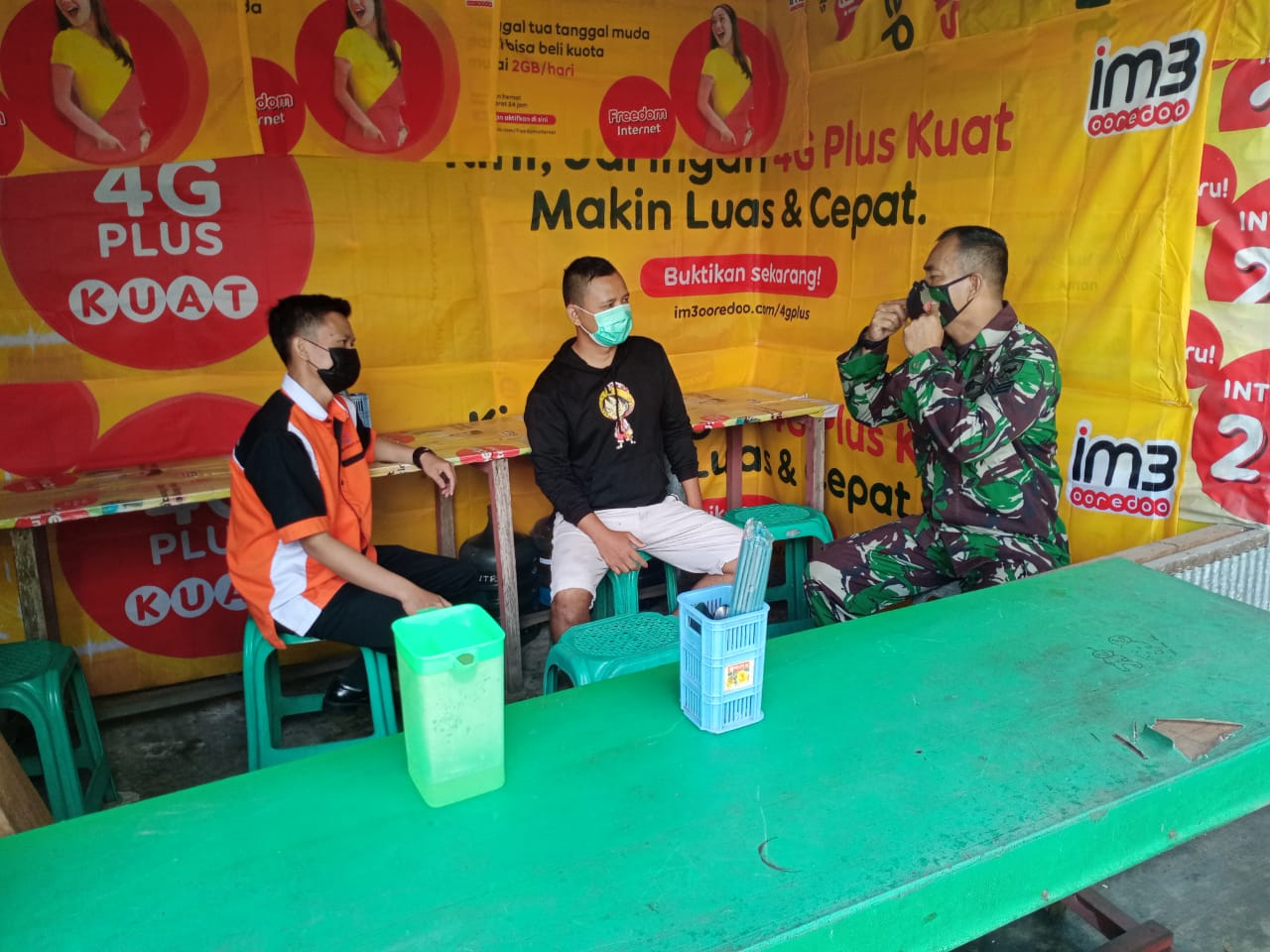 Anggota Korem 102/Pjg Sosialisasikan Pentingnya Masker ke Masyarakat