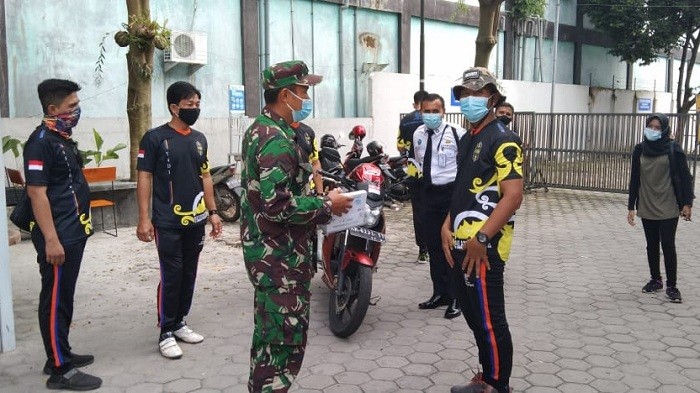 Satpam BRI Juga Kebagian Masker dari Denzibang 2/XII/Plk