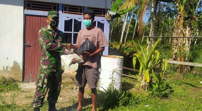 Masyarakat Tanjung Sari Kebagian Sembako dari Zidam