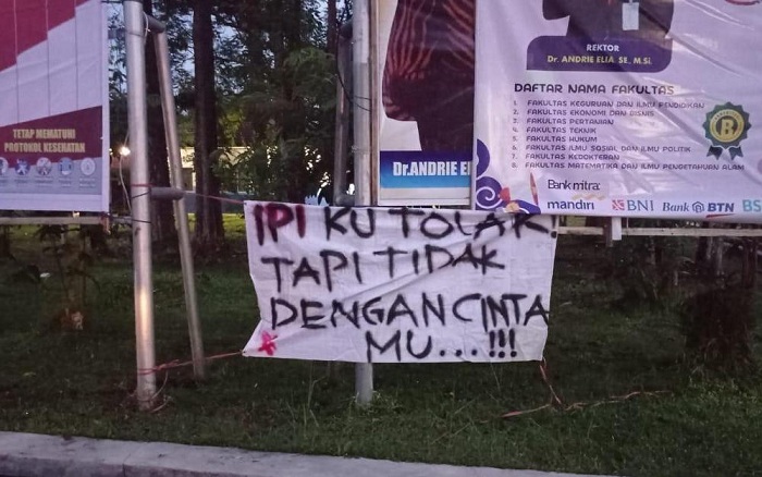 Gempar!! Gerbang UPR Dipasangi Spanduk Berisi Pesan Penolakan