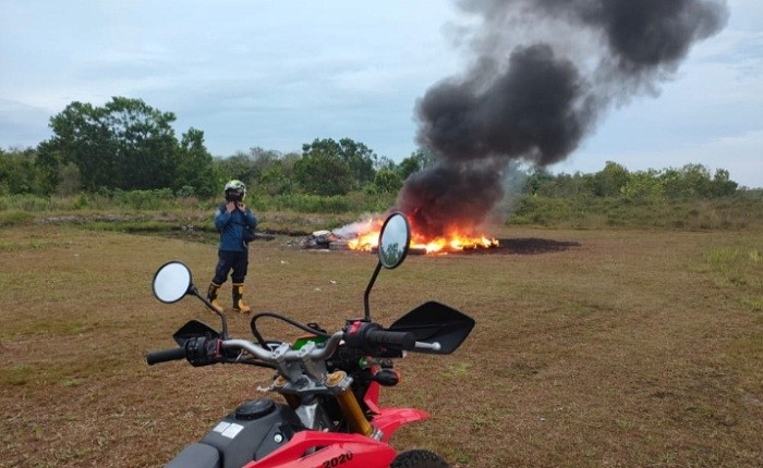 Kepulan Asap Hitam Bikin Heboh Warga Bamban Karang Anyar
