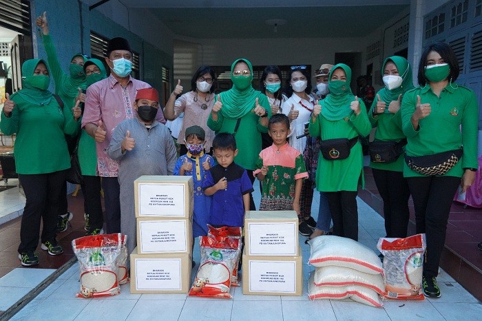 PA Bina Sejahtera Dapat Bantuan Sembako dari Persit KCK Koorcabrem 102 PD XII/Tpr