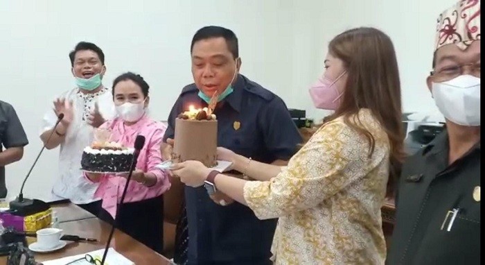 Ultah ke 61, Lohing Simon Dapat Kejutan dari Adik Gubernur Kalteng