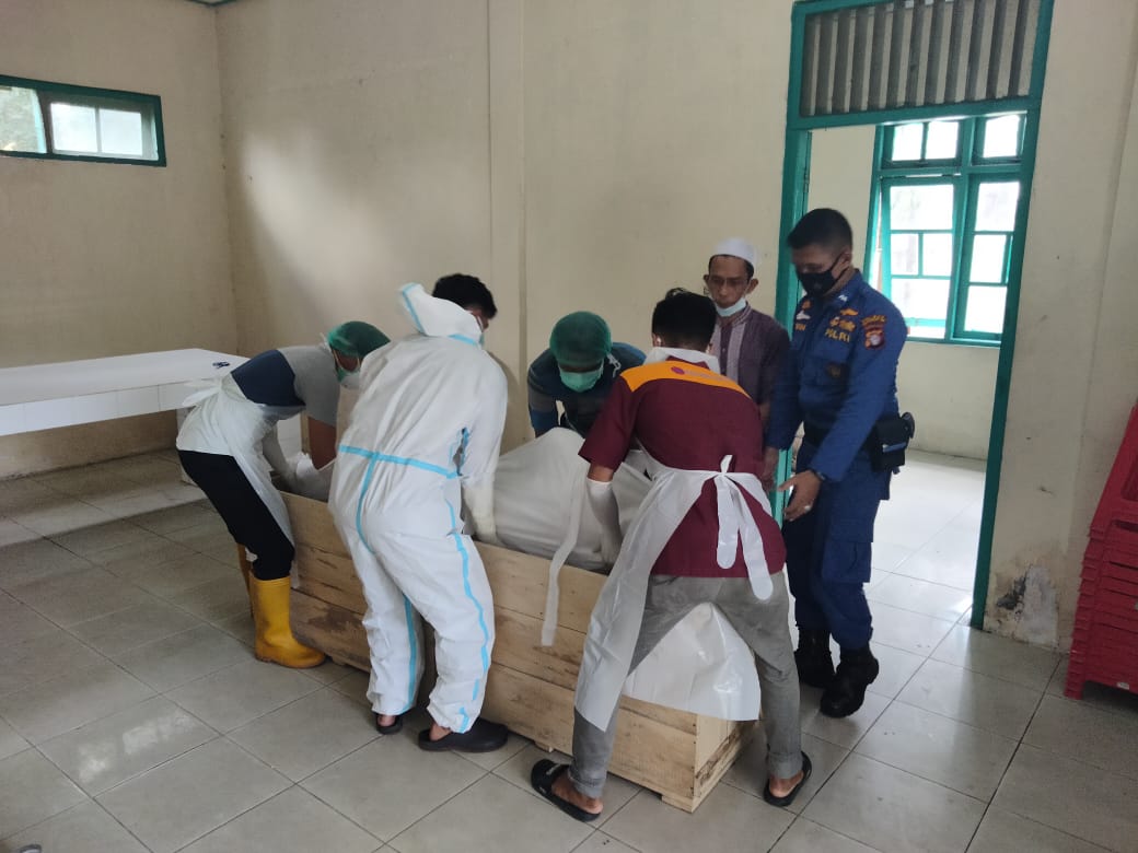 Polisi Makamkan Mayat Tanpa Identitas Yang Mengapung di Sungai Mentaya