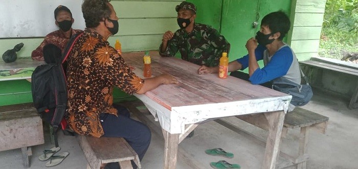 Ingatkan Pentingnya Protkes, Personel Denzibang Komsos dengan Masyarakat