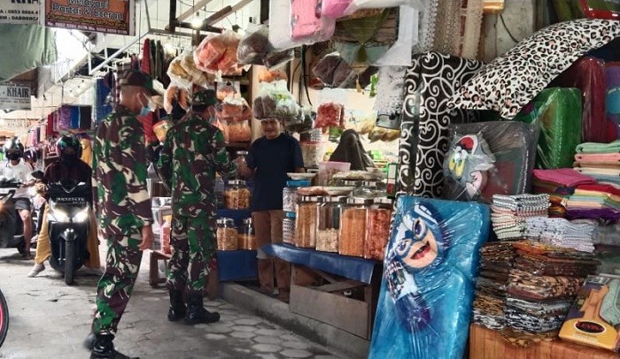 Personel Denzibang 2/PLK Zidam XII/Tpr ‘Serang’ Pasar Tradisional