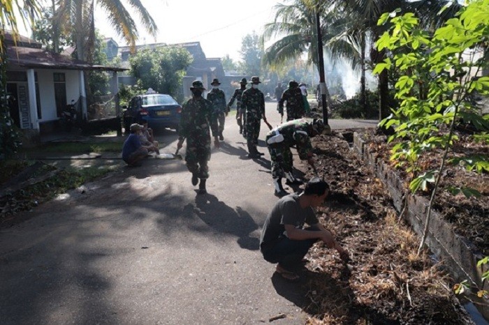 Peduli, Anggota Zidam XII/Tpr Bersihkan Parit dan Jalan di Komplek Hosana Grasia