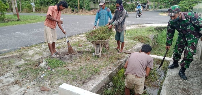 Tak Ingin Ada Genangan Saat Hujan, Denzibang Bersih-bersih Lingkungan